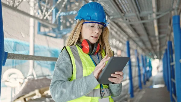 Young Blonde Woman Builder Using Touchpad Street — Stock Photo, Image