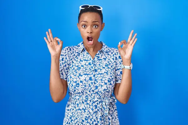 African American Woman Standing Blue Background Looking Surprised Shocked Doing — Stock Photo, Image