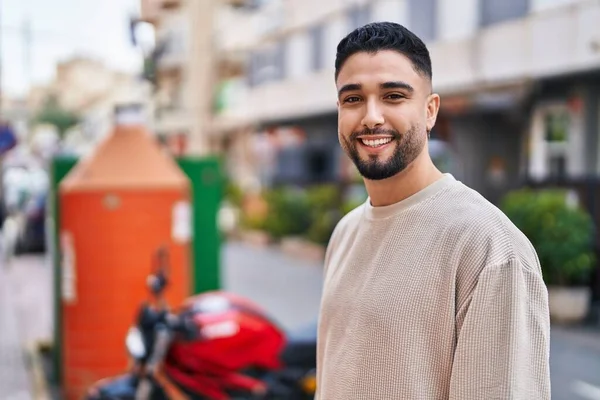 Genç Arap Adam Sokakta Kendine Güvenerek Gülümsüyor — Stok fotoğraf