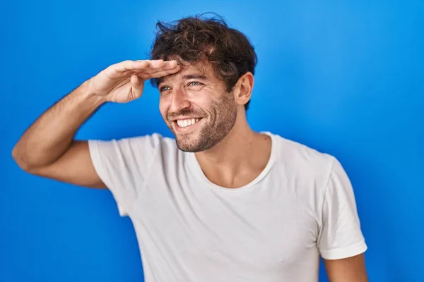 Mavi Arka Planda Dikilen Spanyol Genç Adam Çok Mutlu Gülümsüyor — Stok fotoğraf