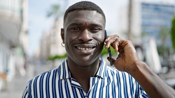 Afro Américain Souriant Confiant Parler Sur Smartphone Rue — Photo