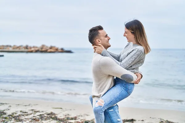 Hombre Mujer Pareja Abrazándose Uno Otro Sosteniéndose Brazos Playa —  Fotos de Stock