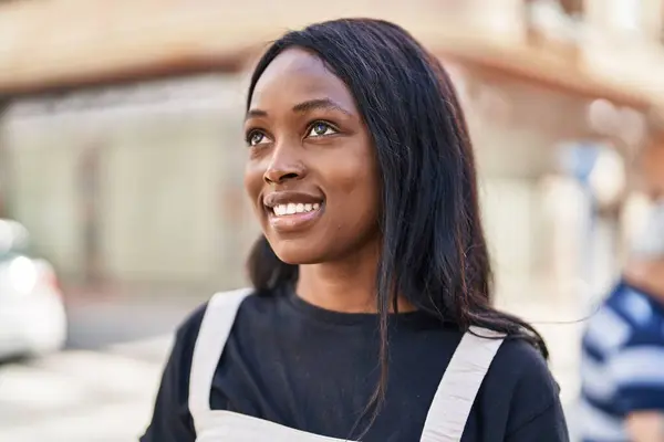 Joven Mujer Afroamericana Sonriendo Confiada Pie Calle —  Fotos de Stock