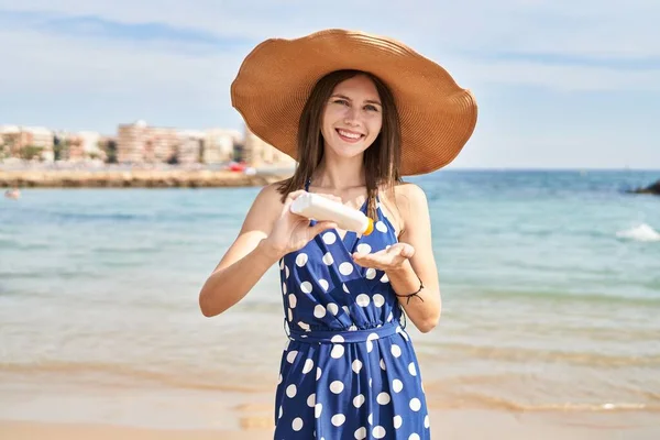 Giovane Donna Bionda Turista Indossa Cappello Estivo Versando Crema Solare — Foto Stock