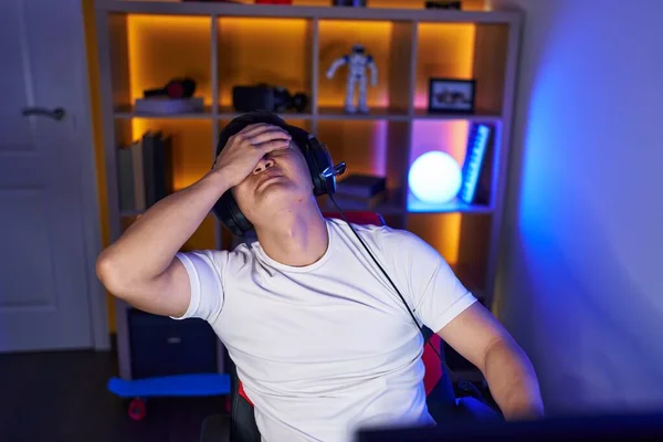 Jovem Chinês Homem Streamer Estressado Usando Computador Sala Jogos — Fotografia de Stock