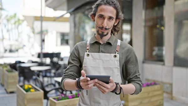 Jovem Garçom Hispânico Usando Touchpad Com Rosto Sério Terraço Cafeteria — Fotografia de Stock