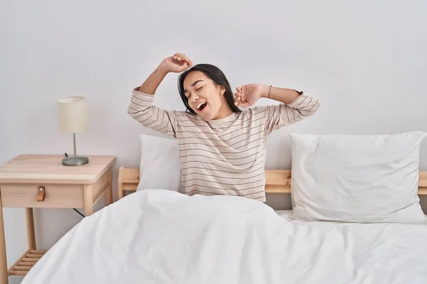Mujer Hispana Joven Despertando Con Los Brazos Extendidos Dormitorio — Foto de Stock