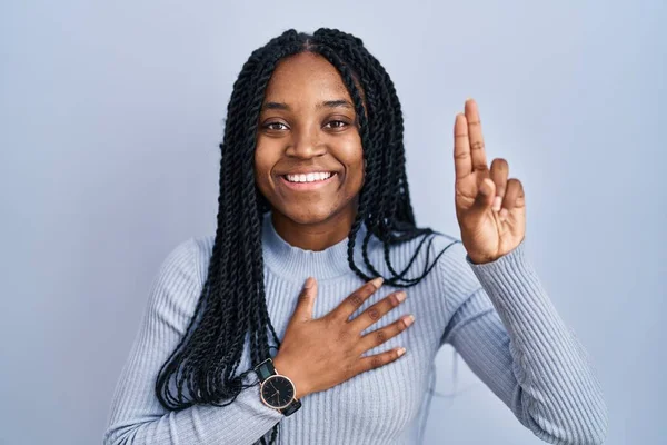 Afroamerikanerin Vor Blauem Hintergrund Lächelnd Fluchend Mit Hand Auf Brust — Stockfoto