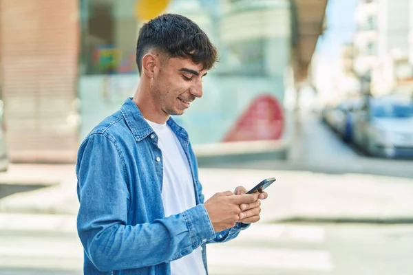 Mladý Hispánec Muž Usměvavý Sebevědomě Pomocí Smartphone Ulici — Stock fotografie