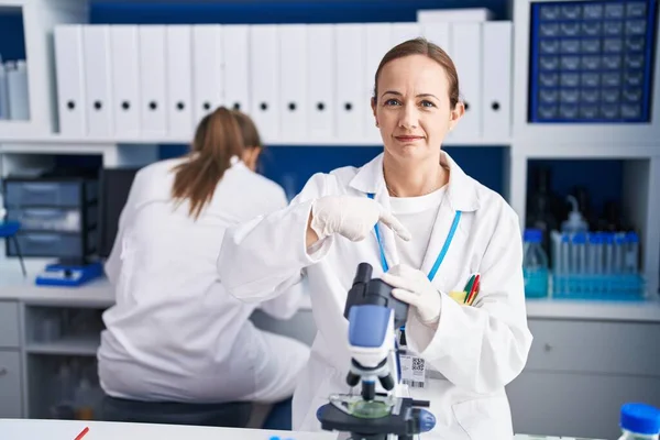 Blonde Woman Working Cruelty Free Laboratory Pointing Finger One Self — Stock Photo, Image