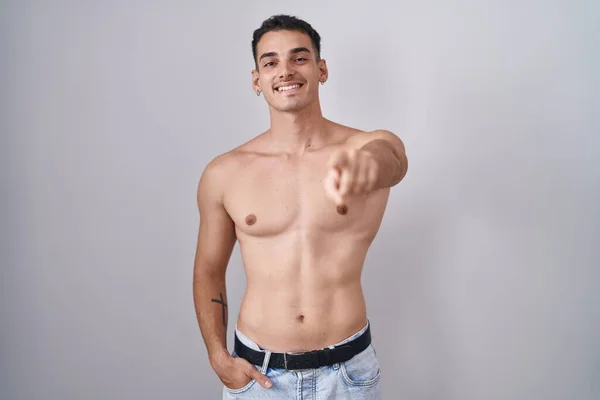 Bonito Hispânico Homem Sem Camisa Apontando Para Você Câmera Com — Fotografia de Stock