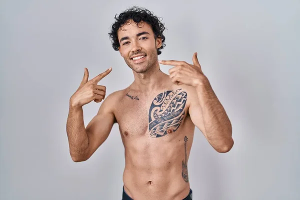 Homem Hispânico Sem Camisa Sorrindo Alegre Mostrando Apontando Com Dedos — Fotografia de Stock