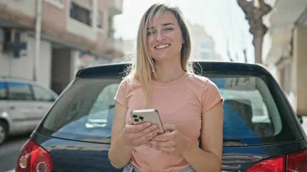 Jeune Femme Blonde Utilisant Smartphone Debout Voiture Rue — Photo