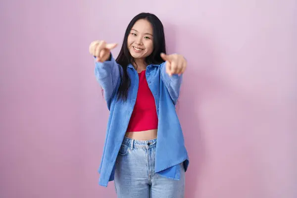 Pembe Arka Planda Duran Genç Asyalı Kadın Seni Kamerayı Işaret — Stok fotoğraf