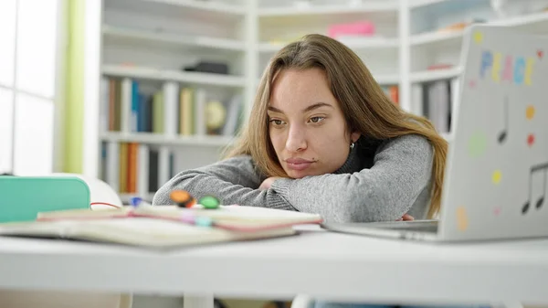 Ung Kaukasisk Kvinna Student Trött Lutar Sig Skrivbordet Vid Biblioteket — Stockfoto