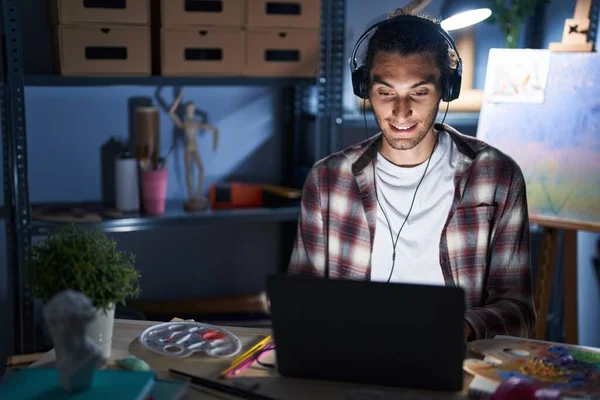 Junger Hispanischer Mann Der Spät Der Nacht Mit Einem Laptop — Stockfoto
