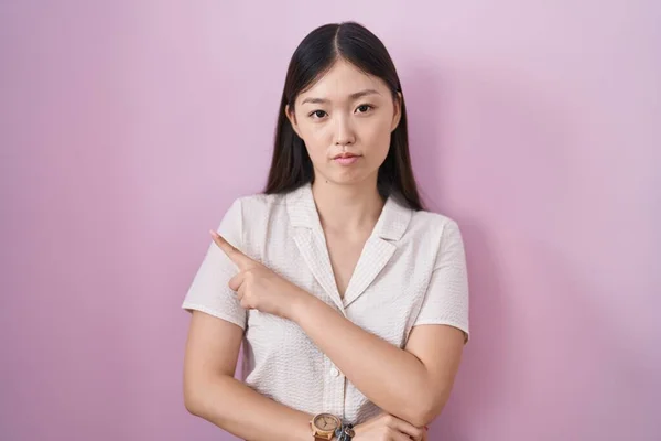 Chinese Jonge Vrouw Staan Roze Achtergrond Wijzen Met Hand Vinger — Stockfoto