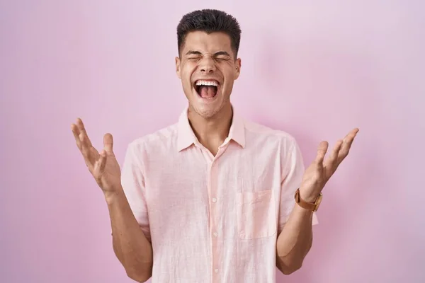 Mladý Hispánec Který Stojí Nad Růžovým Pozadím Oslavuje Šílený Úspěch — Stock fotografie