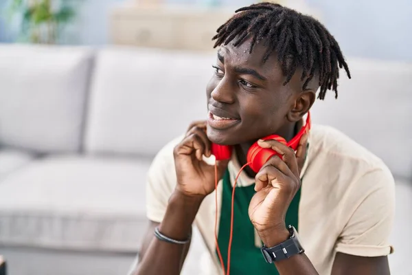 Afrikai Amerikai Férfi Fülhallgatóval Otthon Kanapén — Stock Fotó