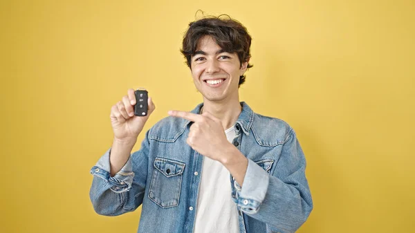 Ung Hispanic Mann Smilende Selvsikker Peker Nøkkelen Til Bil Isolert – stockfoto