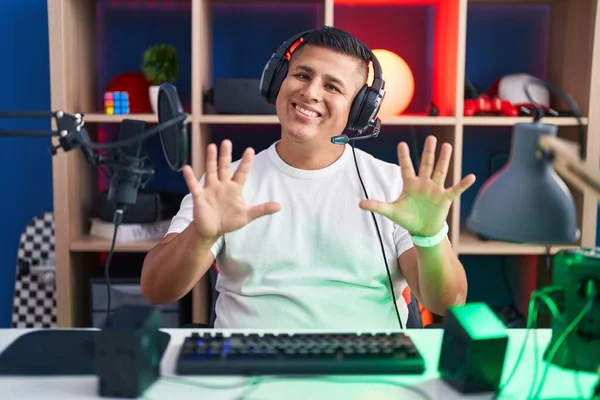 Spanyol Asıllı Genç Adam Video Oyunları Oynuyor Numarayı Gösteriyor Işaret — Stok fotoğraf