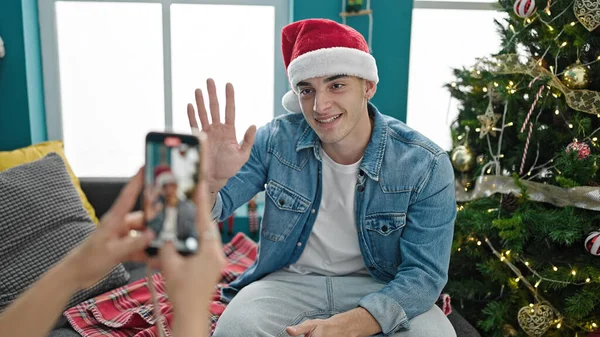 Young Hispanic Man Celebrating Christmas Recording Video Smartphone Home — ストック写真