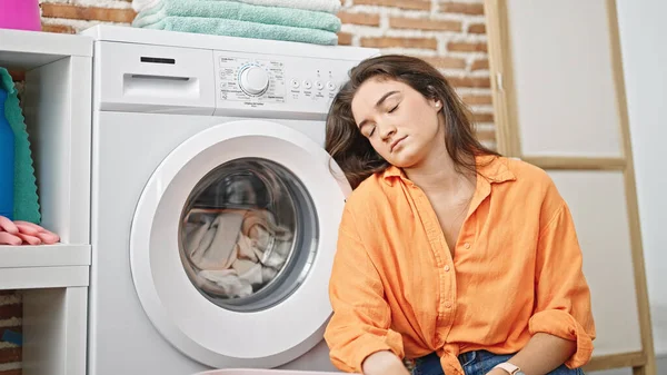 若い美しいパニック女性待っています洗濯機睡眠のためにランドリールーム — ストック写真