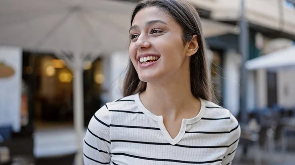 Joven Hermosa Mujer Hispana Sonriendo Confiada Mirando Lado Terraza Cafetería — Foto de Stock