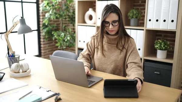 Ofiste Dokunmatik Ped Dizüstü Bilgisayar Kullanan Güzel Spanyol Kadını — Stok fotoğraf