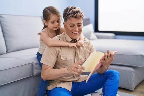 Padre Figlia Padre Figlia Leggere Libro Casa — Foto Stock
