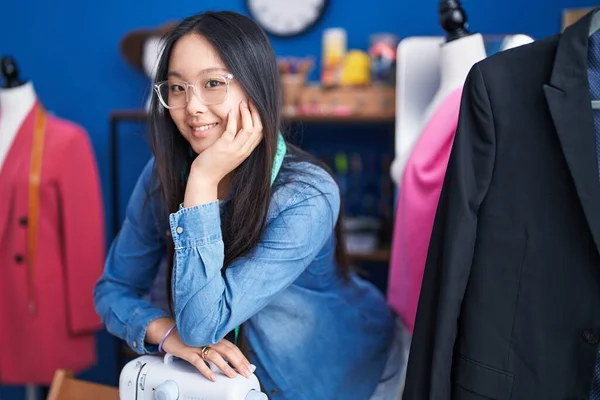 Молодая Китаянка Портной Улыбается Уверенно Опираясь Швейную Машинку Швейной Фабрике — стоковое фото