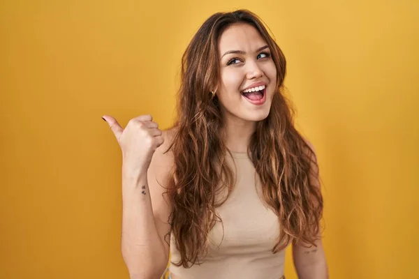 Jonge Spaanse Vrouw Staan Gele Achtergrond Glimlachen Met Gelukkig Gezicht — Stockfoto