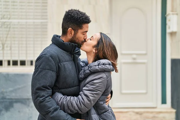 Man Woman Couple Hugging Each Other Kissing Street — Stock fotografie