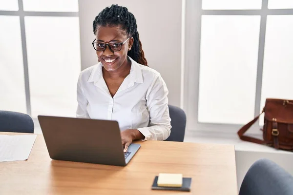 African American Woman Business Worker Using Laptop Working Office — Zdjęcie stockowe