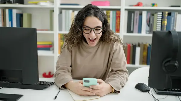 Jonge Mooie Spaanse Vrouw Student Met Behulp Van Smartphone Met — Stockfoto