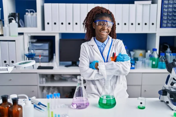 Afričanky Americká Žena Vědec Úsměvem Sebevědomí Stojící Rukama Zkřížené Gesto — Stock fotografie