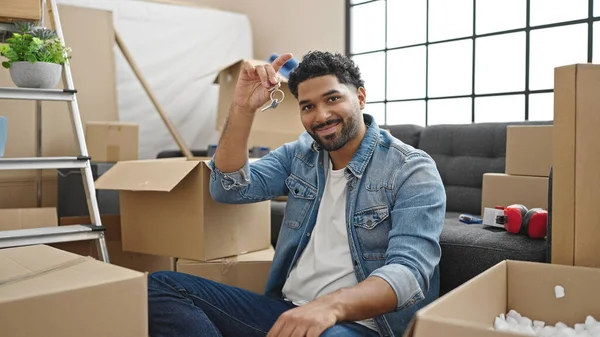 Hombre Afroamericano Sonriendo Confiado Sosteniendo Nuevas Llaves Casa Nuevo Hogar —  Fotos de Stock