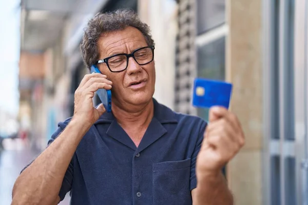Μεσήλικας Μιλάει Στο Smartphone Και Την Πιστωτική Κάρτα Στο Δρόμο — Φωτογραφία Αρχείου