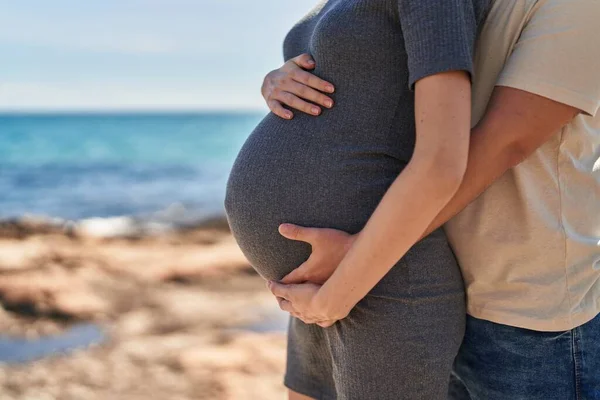 Mann Und Frau Umarmen Sich Und Erwarten Baby Meer — Stockfoto