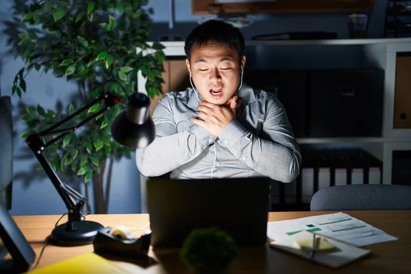 Jonge Chinezen Die Nachts Met Een Laptop Werken Schreeuwen Stikken — Stockfoto
