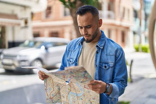 Hombre Hispano Joven Buscando Mapa Ciudad Calle —  Fotos de Stock