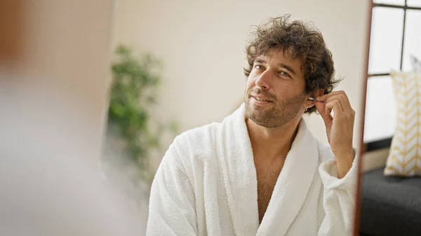 Jovem Hispânico Vestindo Roupão Banho Orelha Limpeza Com Algodão Cotonete — Fotografia de Stock