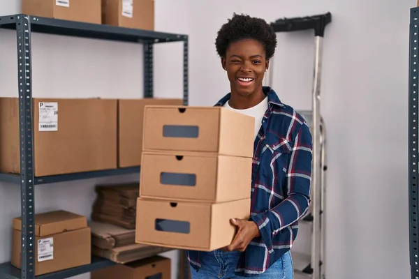 Αφροαμερικανή Γυναίκα Που Εργάζεται Μικρές Επιχειρήσεις Ecommerce Κρατώντας Κουτιά Κλείσιμο — Φωτογραφία Αρχείου