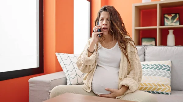 Mladá Těhotná Žena Mluví Smartphone Ustaraným Výrazem Pro Praskání Vody — Stock fotografie