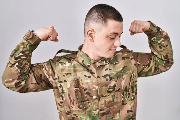 Jovem Usando Uniforme Exército Camuflagem Mostrando Músculos Dos Braços Sorrindo — Fotografia de Stock