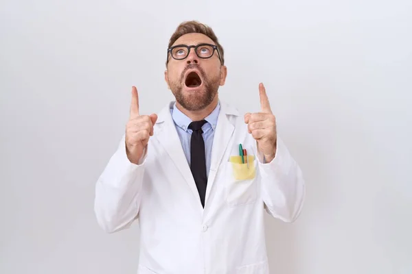Medelålders Läkare Man Med Skägg Bär Vit Rock Förvånad Och — Stockfoto