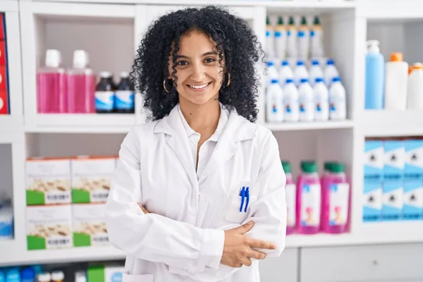 Joven Farmacéutica Hispana Sonriendo Confiada Pie Con Los Brazos Cruzados — Foto de Stock