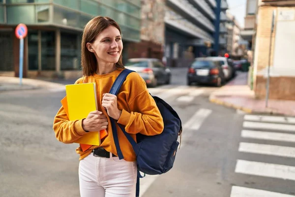 Junge Blonde Studentin Trägt Rucksack Mit Büchern Auf Der Straße — Stockfoto