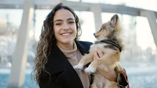 Mujer Hispana Joven Con Perro Sonriendo Confiado Pie Parque —  Fotos de Stock
