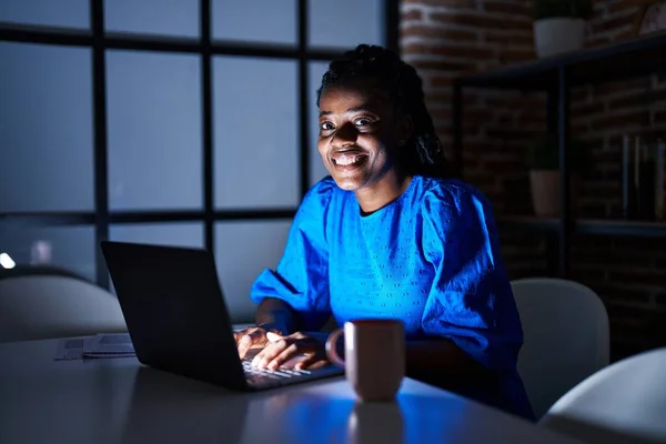 Afroamerykanka Kobieta Biznes Pracownik Pomocą Laptopa Pracy Domu — Zdjęcie stockowe